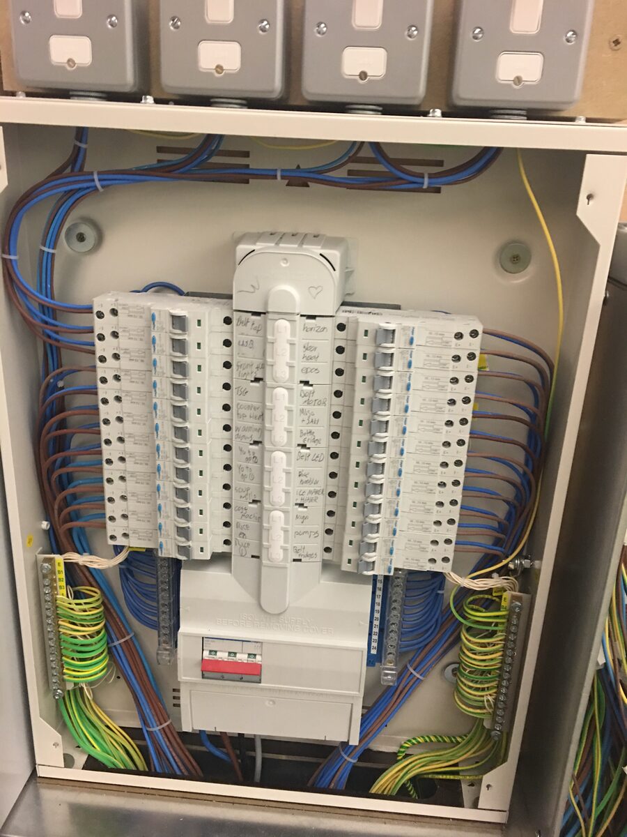 Electrical distribution board with neatly arranged circuits